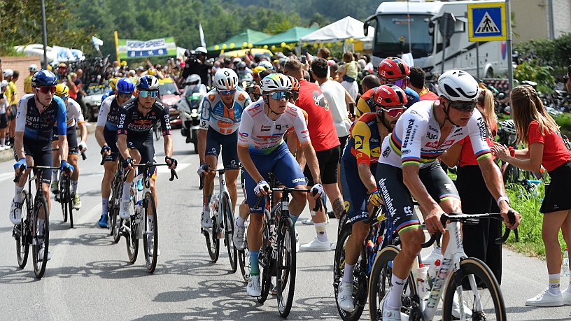 MAK_3491.jpg - Con la maglia iridata, sulla destra, il campione del mondo Mathieu van der Poel, olandese di origini francesi, figlio di Adrie van der Poel e nipote di Raymond Poulidor, corridore francese molto amato famoso perchè nonostante le molte vittorie e i piazzamenti, non ha mai indossato nemmeno per un giorno la maglia gialla.