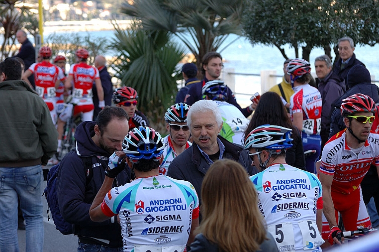 DSC_0696.jpg - Gianni Savio, come sempre, accoglie i propri corridori all’arrivo.