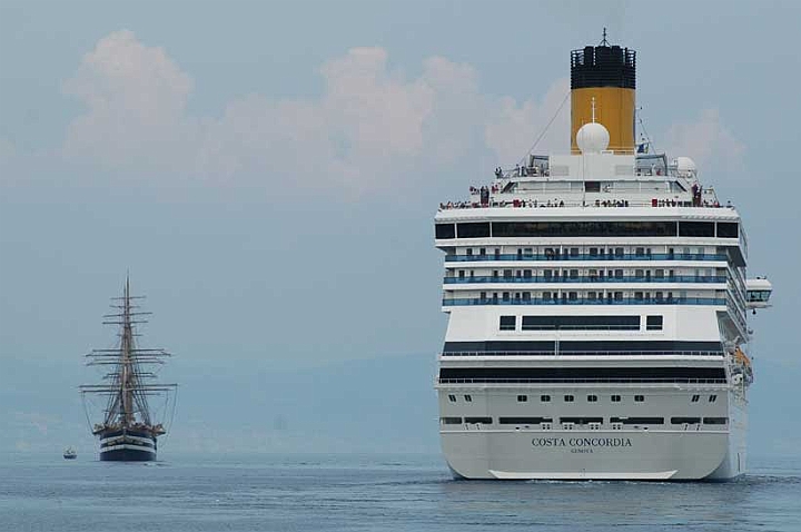 Coste-2.jpg - L'Amerigo Vespucci e la Costa Concordia.